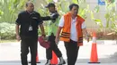 Bupati Labuhanbatu nonaktif Pangonal Harahap dikawal petugas saat tiba di gedung KPK, Jakarta, Senin (10/9). Pangonal Harahap diperiksa terkait dugaan suap proyek di lingkungan pemda Labuhanbatu, Sumut. (Merdeka.com/Dwi Narwoko)