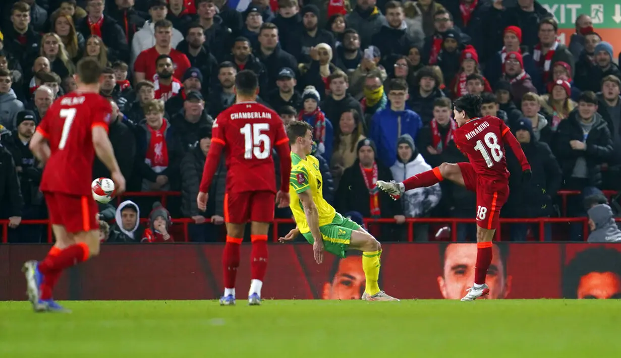 Pemain Liverpool Takumi Minamino (kanan) mencetak gol ke gawang Norwich City pada pertandingan sepak bola Piala FA di Stadion Anfield, Liverpool, Inggris, 2 Maret 2022. Liverpool menang 2-1. (AP Photo/Jon Super)