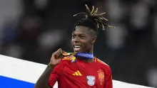 Pemain Timnas Spanyol, Nico Williams, memamerkan medali juara Euro 2024. (AP Photo/Manu Fernandez)