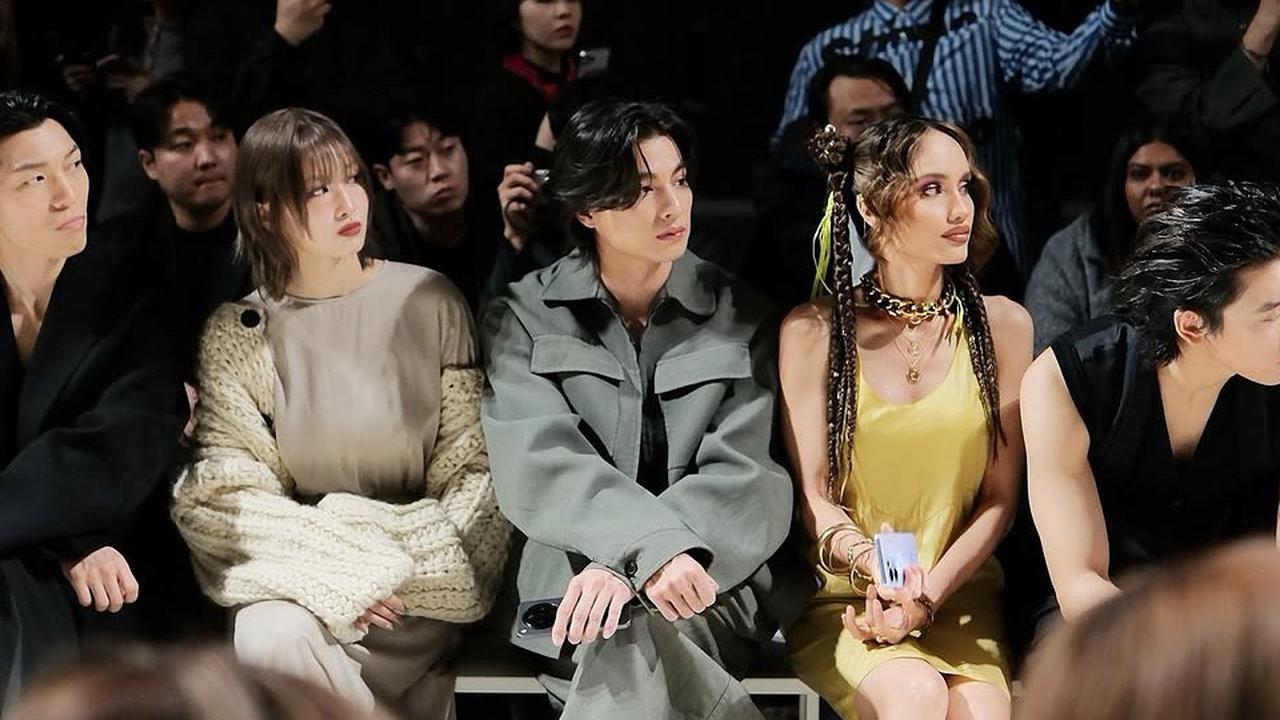 7 Potret Cantik Cinta Laura Pakai Dress Kuning di Milan Fashion Week 2025, Duduk Bareng Para Supermodel Dunia di Jajaran Depan