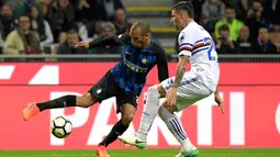 Gelandang Inter Milan, João Miranda berusaha melewati bek Sampdoria, Nicola Murru saat bertanding  pada lanjutan Liga Serie A Italia di San Siro, Milan (24/10). Inter menang atas Sampdoria 3-0. (AFP Photo/Miguel Medina)