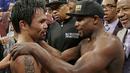 Mayweather Jr. memeluk tubuh Pacquiao usai pertandingan di MGM Grand Arena, Minggu (3/5/2015). (AP Photo/Isaac Brekken)