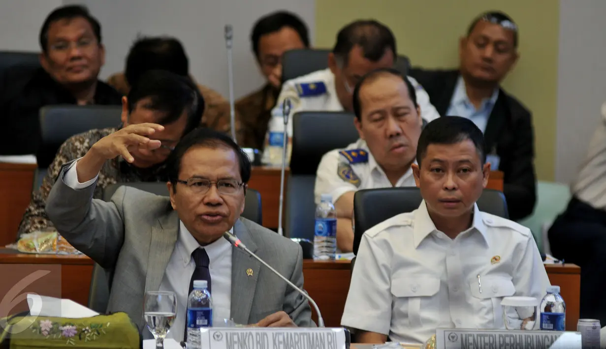 Menko Kemaritiman dan Sumber Daya, Rizal Ramli (kiri) dan Menhub Ignasius Jonan saat menghadiri rapat pembahasan Rancangan Undang-undang APBN 2016 dengan Banggar DPR di Komplek Parlemen DPR, Jakarta, Rabu (9/9/2015). (Liputan6.com/Johan Tallo)