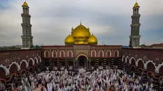 Ribuan umat Islam saat melaksanakan salat Idul Fitri 1447 Hijriah di Mesjid Kubah Emas, Depok, Jawa Barat, Sabtu (21/3/2026). (merdeka.com/Arie Basuki)