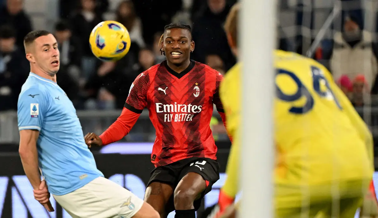 Menyambangi Lazio di Stadion Olimpico, AC Milan harus bermain ekstra keras untuk bisa memenangkan laga dengan skor tipis 1-0. (Alberto PIZZOLI/AFP)