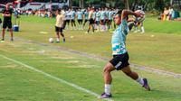 Bek kiri&nbsp;Timnas&nbsp;Indonesia&nbsp;U-16, Fabio Azka Irawan, saat memperagakan&nbsp;lemparan&nbsp;ke dalam&nbsp;jarak&nbsp;jauh ala&nbsp;Pratama&nbsp;Arhan&nbsp;dalam sesi uji coba melawan SSB Terang Bangsa di Lapangan Yogyakarta Independent School (YIS), Sleman, Jumat (31/5/2024). (Bola.com/Radifa Arsa)
