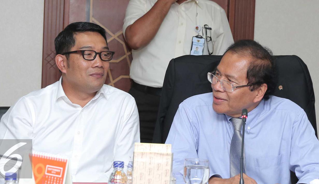 Menko Kemaritiman, Rizal Ramli berbincang dengan Wali Kota Bandung Ridwan Kamil saat rapat di Jakarta, Selasa (24/11). Rapat membahas pembuatan tol dalam Kota Bandung untuk mengurangi kemacetan di kota tersebut. (Liputan6.com/Angga Yuniar)