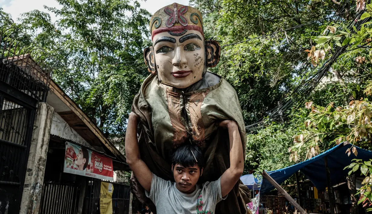 Sebagai salah satu ikon ikon budaya Betawi, keberadaan ondel-ondel seharusnya dipelihara dan dipertunjukkan hanya dalam acara-acara penting tertentu, bukan untuk ngamen di jalanan. (Yasuyoshi CHIBA/AFP)