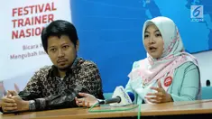 Ketua IKAAT, Endang Pratiwi Septyarini (kanan) memberikan keterangan terkait pelaksanaan Festival Trainer Nasional di Jakarta, Minggu (7/1). Festival Trainer Nasional dilaksanakan serentak di 30 kota besar di Indonesia. (Liputan6.com/Helmi Fithriansyah)