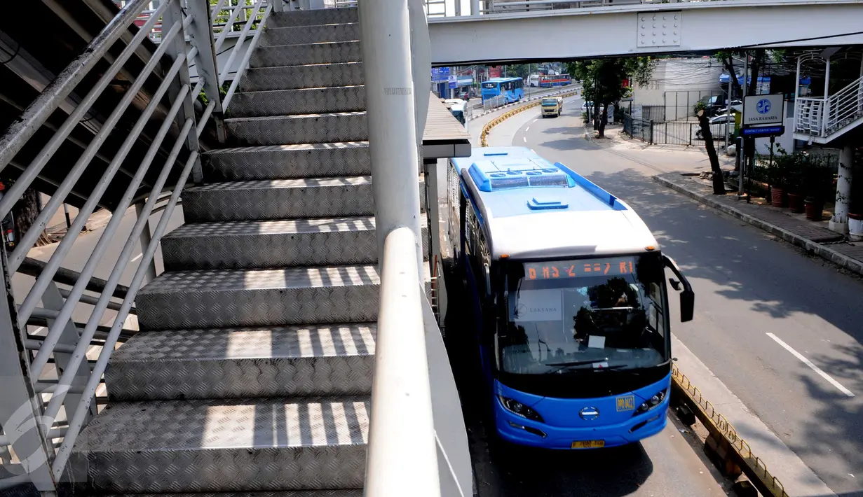 Pemprov DKI Jakarta akan melakukan sterilisasi jalur Transjakarta mulai Senin nanti (13/6) dan hanya membolehkan masuk 3 jenis kendaraan yaitu Ambulans, Pemadam Kebakaran dan Mobil plat RI. (Liputan6.com/Helmi Afandi)