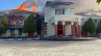 Kantor Bupati Pohuwato dibakar massa yang mengamuk. (Liputan6.com/ Dok. read.id)