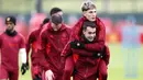 Pemain MU, Sergio Reguilon (kanan), menggendong rekan satu timnya, Alejandro Garnacho dalam sesi latihan yang berlangsung di Carrington, Manchester, Selasa (12/12/2023) dini hari WIB. (AP via PA/Richard Sellers)