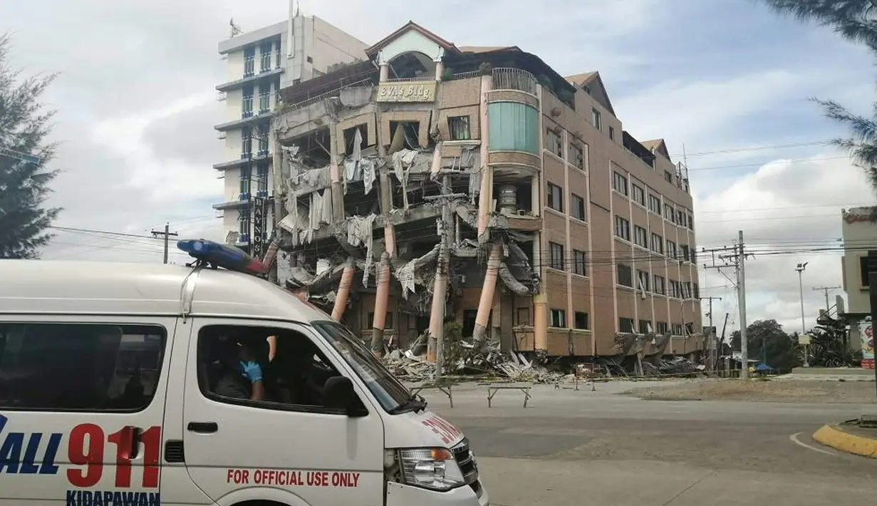Sebuah bangunan yang rusak terlihat usai gempa bumi kuat di Kidapawan, provinsi Cotabato utara, Kamis (31/10/2019). Gempa bumi kembali mengguncang Filipina selatan, kali ini bermagnitudo 6,5 dan merupakan gempa kuat ketiga dalam bulan ini yang berpotensi menimbulkan kerusakan. (EDWIN BADILLES / AFP)