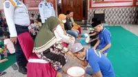 Warga Binaan di Lembaga Pemasyarakatan Banyuwangi membasuh kaki ibunya untuk memohon maaf. Momen ini bertepatan dengan hari ibu (Istimewa)