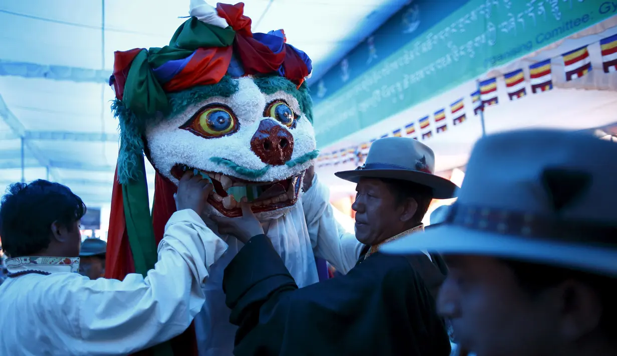 Warga Tibet saat merayakan perayaan ulang tahun ke-80 Dalai Lama di Kathmandu, Nepal, (6/7/2015). Pemeluk Buddha Tibet percaya, Dalai Lama adalah perwujudan insani dari Avalokitesvara. (REUTERS/Navesh Chitrakar)