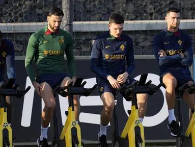 Pemain Portugal, Cristiano Ronaldo, saat mengikuti sesi latihan jelang menghadapi laga Kualifikasi Euro 2024 di Lisbon, (20/3/2023). Pelatih baru Portugal, Roberto Martinez, masih memanggil Cristiano Ronaldo untuk memperkuat Timnas. (AP Photo/Armando Franca)