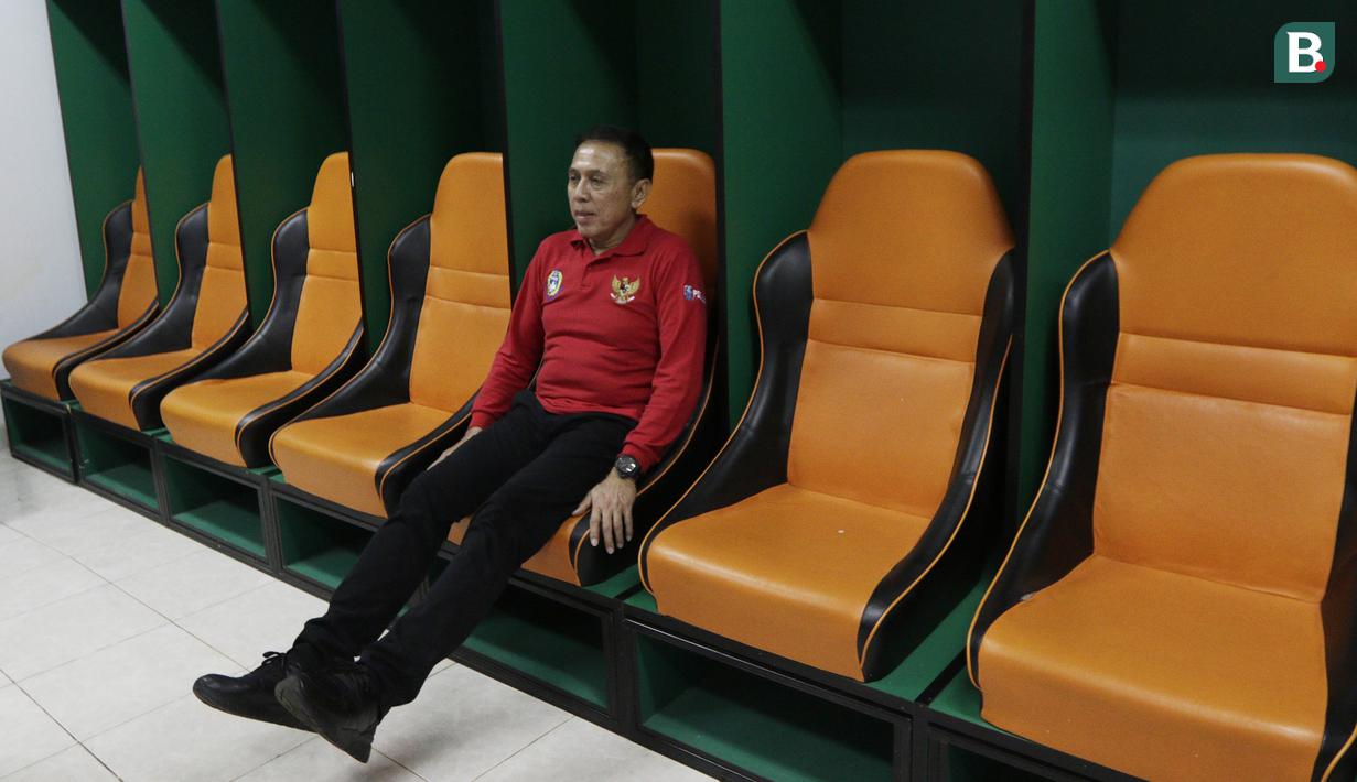 Ketua PSSI, Mochammad Iriawan, mencoba bangku di ruang ganti pemain saat melakukan inspeksi ke Stadion Pakansari, Bogor, Selasa (3/3/2020). Kegiatan tersebut dalam rangka melihat kesiapan veneu jelang piala dunia U-20 pada 2021. (Bola.com/M Iqbal Ichsan)