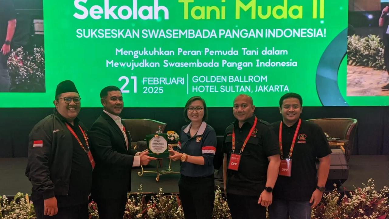 Wakil Menteri Ekonomi Kreatif (Wamenekraf), Irene Umar dianugerahkan plakat penghargaan oleh Wakil Bendahara Umum DPP Pemuda Tani, Ivan Victor Salim (Istimewa)