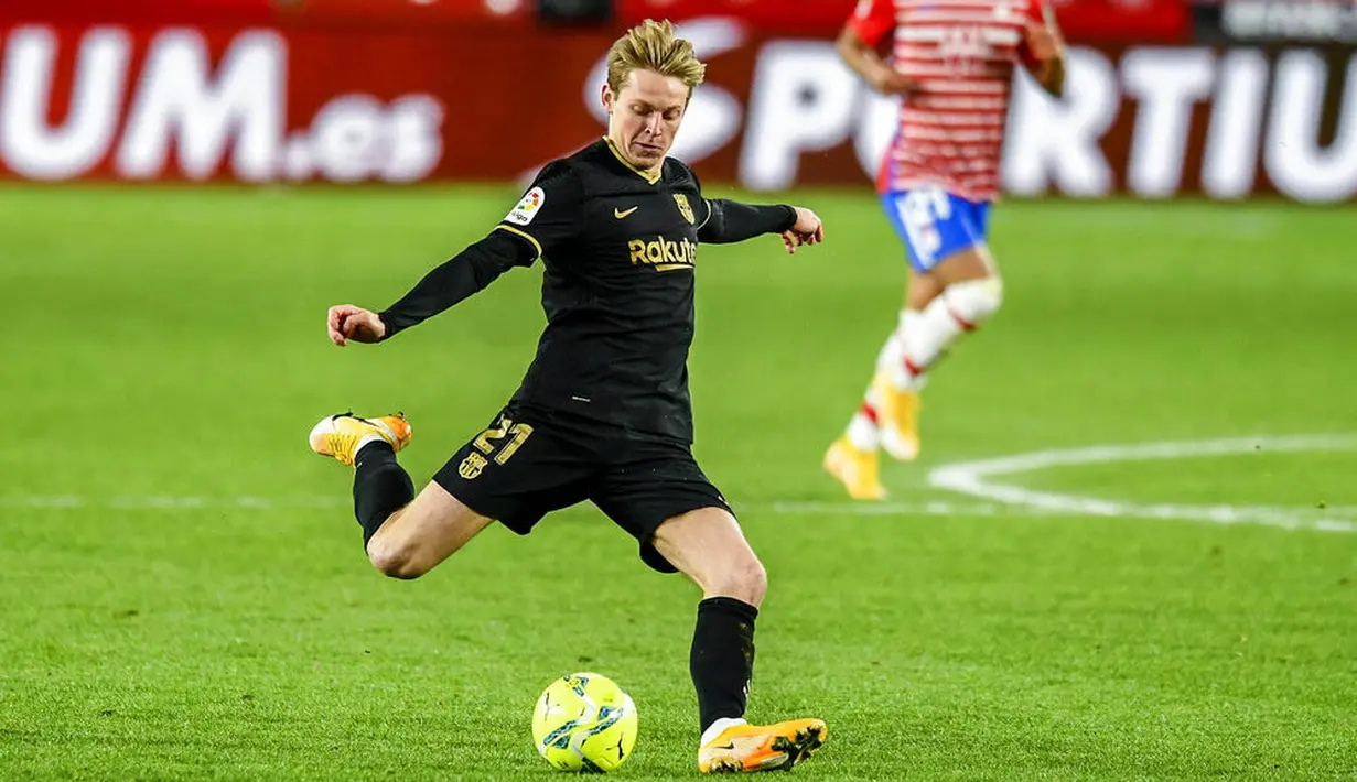 Pemain Barcelona, Frenkie de Jong, melepaskan tendangan saat melawan Granada pada laga Liga Spanyol di Stadion Los Carmenes, Sabtu (9/1/2021). Bracelona menang dengan skor 4-0. (AP/Jose Breton)