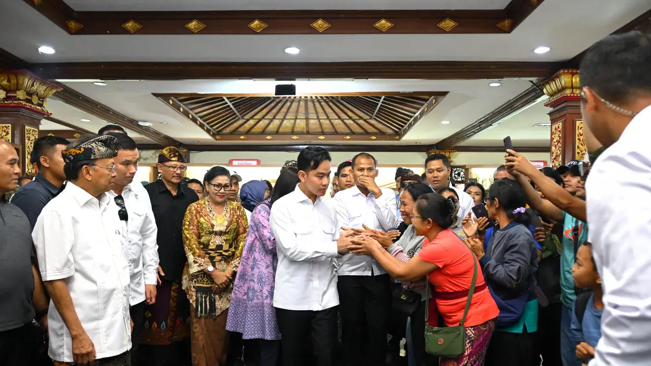Wakil Presiden Gibran Rakabuming Raka didampingi sang istri, Selvi Rakabuming, meninjau gelaran pesta kesenian Bali (PKB) 2025, Jumat, (4/7/2025).