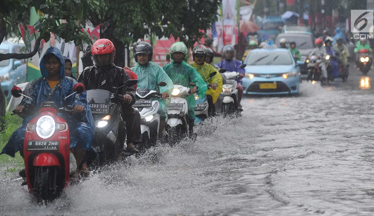 Pengendara bermotor melewati banjir di Jalan Cinere Raya (depan Mall Cinere), Depok, Jawa Barat, Minggu (31/3). Banjir terjadi akibat sistem drainase yang buruk. (merdeka.com/Arie Basuki)