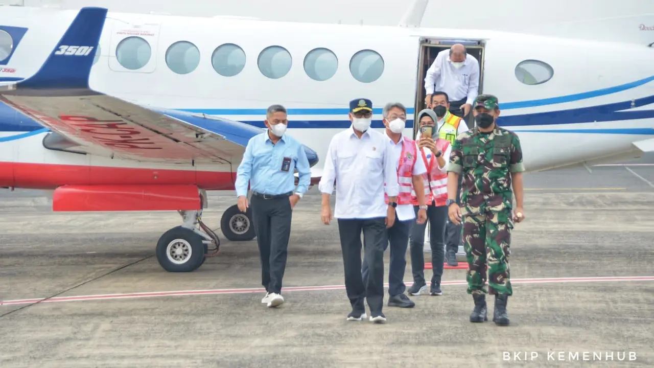 Menteri Perhubungan Budi Karya Sumadi didampingi Panglima Komando Operasi Udara Nasional Marsekal Madya Andyawan yang mewakili KASAU, Selasa (12/7), melakukan uji coba landasan pacu (runway) hasil revitalisasi Bandara Halim Perdanakusumah, Jakarta. (Dok K