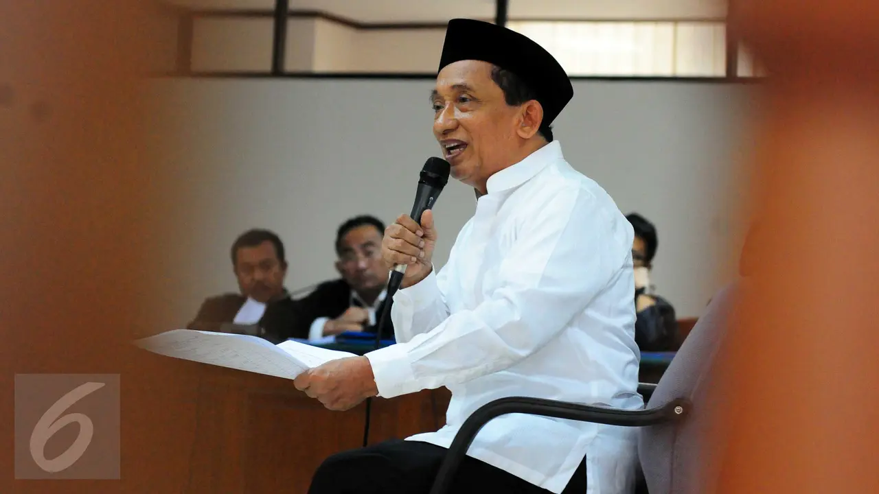 20150917-Sambil Tersenyum, Eks Bupati Bangkalan Fuad Amin Akui Terima Suap-Jakarta