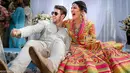 Aktris Bollywood Priyanka Chopra dan penyanyi AS Nick Jonas saat merayakan pernikahan mereka di Istana Umaid Bhawan, Jodhpur, India, Sabtu (1/12). (Handout/Raindrop Media/AFP)