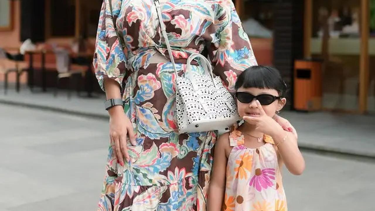 Gaya Aurel Hermansyah Terbaru saat Nongkrong di Kafe Bali, Anggun dengan Dress Flowy dan Tas Putih
