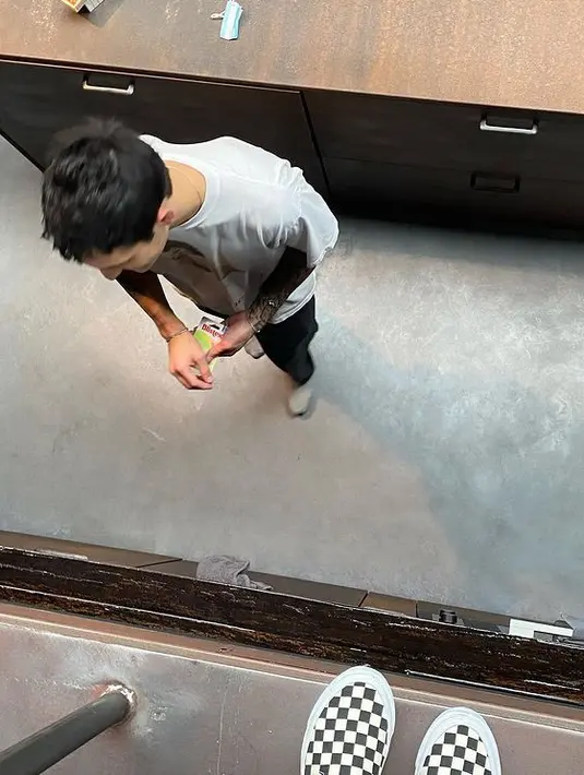 Melansir laman E!News, Senin (12/7) keduanya kini tak lagi malu-malu menunjukkan kemesraan mereka di ruang publik, dan menunjukkan betapa mereka bahagia bersama sebagai suami-istri. (Foto Instagram/@arianagrande)