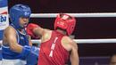 Petinju asal Indonesia Huswatun Hasanah gagal melangkah ke final setelah dikalahkan Sudaporn Seesondee asal Thailand di babak semifinal kelas ringan (57-60 kg) Asian Games 2018 di JIExpo Kemayoran Jakarta, Jumat (31/8/2018). (Bola.com/Peksi Cahyo)