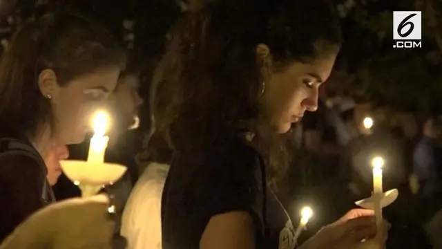 Sekelompok mahasiswa di Amerika Serikat memberi penghormatan terakhir untuk temannya yang tertembak di lingkungan kampus