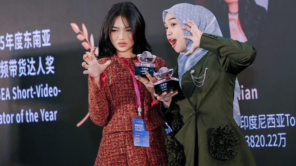 6 Potret Kebersamaan Fuji dan Ria Ricis di China, Raih Penghargaan Internasional