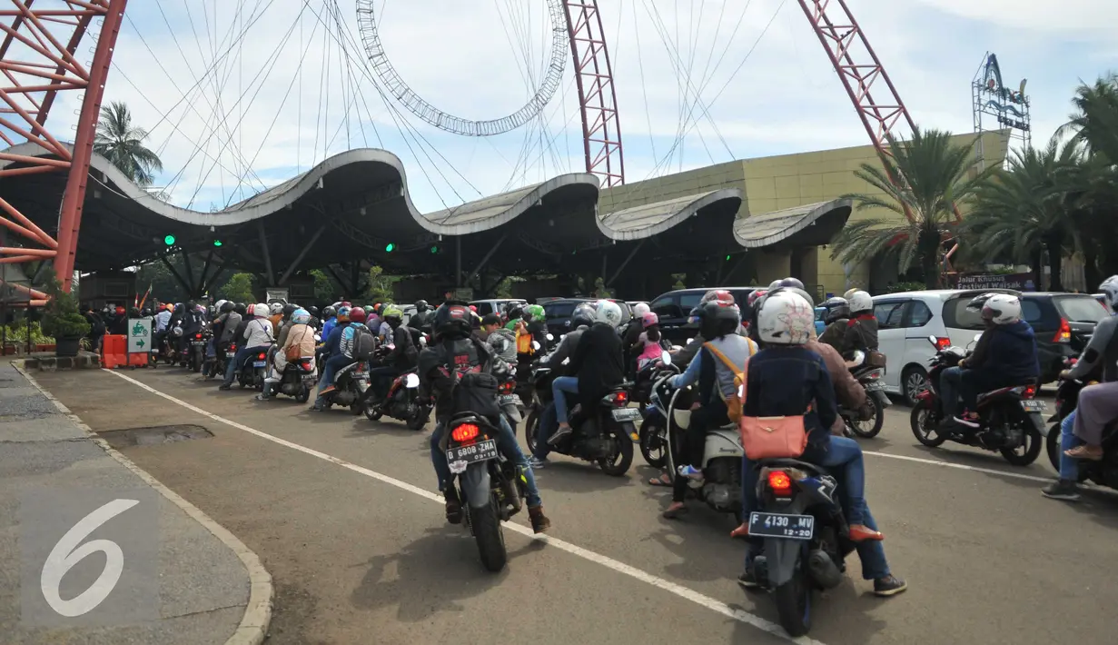 Ribuan pengendara sepeda motor mengantri di pintu Utama untuk memasuki Taman Impian Jaya Ancol, Jakarta Utara, Jumat (6/5). Jumlah pengunjung yang membeludak, membuat kendaraan stuck dan kawasan ancol menjadi macet. (Liputan6.com/Gempur M Surya)