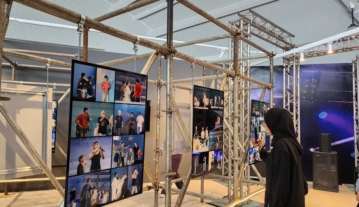 Anggota dan staf Seventeen menyempurnakan penampilan mereka dengan memperhatikan setiap detail sehari sebelum konser. (Foto: Zulfa Ayu S/ Liputan6.com)