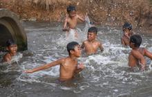 FOTO: Keceriaan Anak-Anak Bermain Pada Saluran Air di Tanjung Pasir
