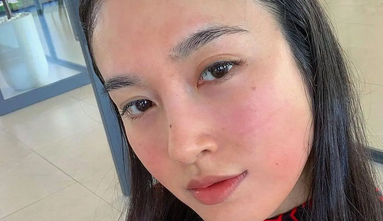 Ia pun tak masalah mengunggah foto dengan wajah memerah seperti kepiting rebus setelah bersepeda. [@poydtreechada]