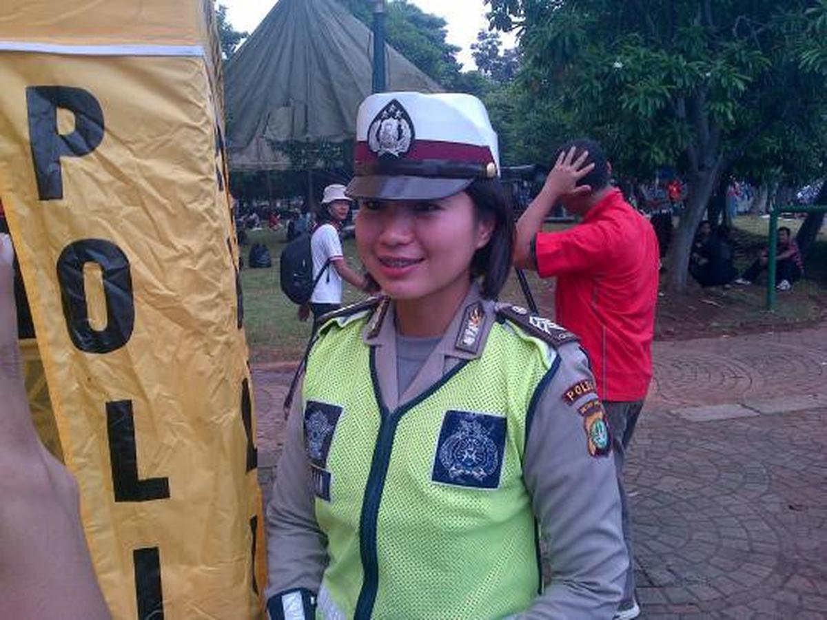 Polisi cantik negosiator demonstrasi