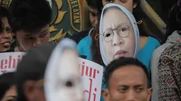 Massa Gerbang (Gerakan Anak Bangsa) mengenakan topeng bergambar  Ratna Sarumpaet  saat unjuk rasa di depan PN Jakarta Selatan, Selasa (19/3). Mereka meminta Ratna Sarumpaet membongkar aktor intelektual dalam penyebaran hoaks. (Liputan6.com/Faizal Fanani)