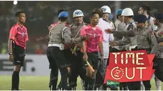 Bak lagu lama yang terus diputar ulang, wasit kerap dijadikan kambing hitam di perhelatan sepak bola Tanah Air. Keputusan mereka sering diprotes tim-tim yang menuai hasil negatif atau tidak sesuai harapan.