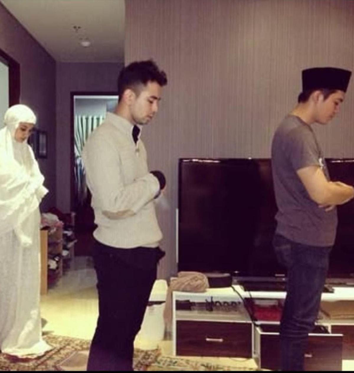 Mengenang Masa Perjuangan, Raffi Ahmad Bagikan Foto Lawas dengan Irwansyah dan Zaskia Sungkar