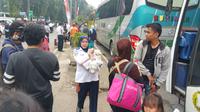 Sambut pemudik, Kemenhub bagikan makanan di Terminal Kampung Rambutan. (Liputan6.com/Nanda Perdana)