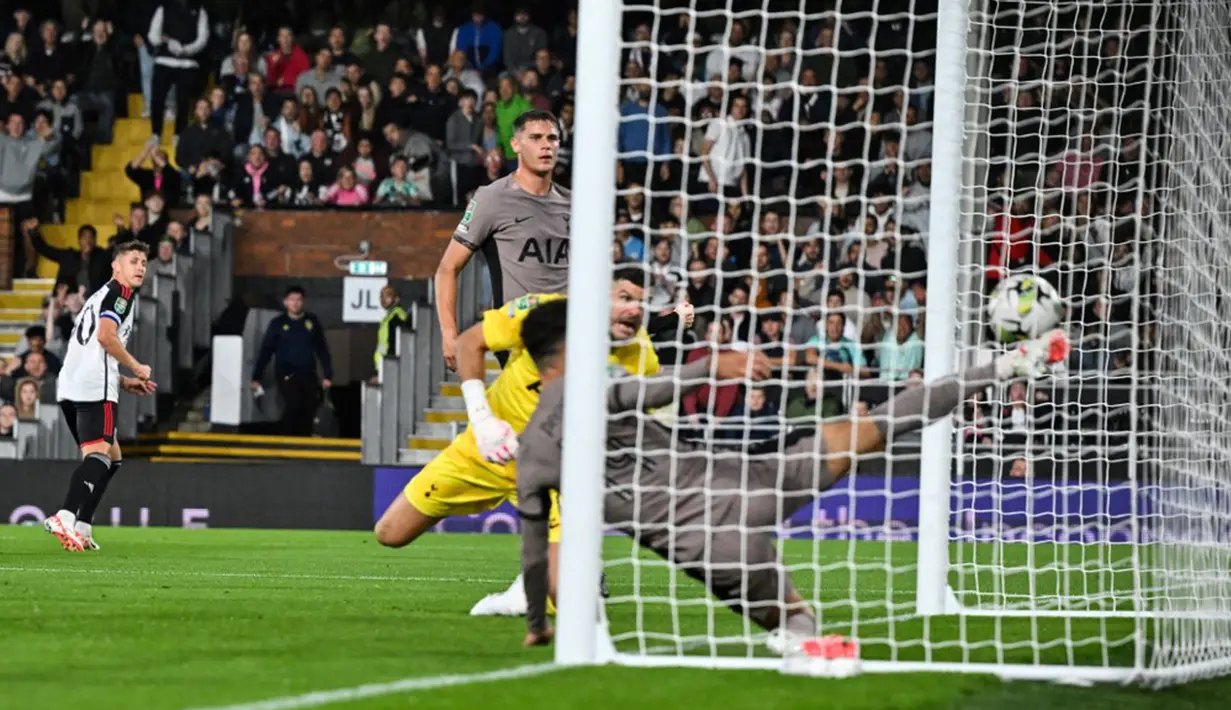 Fulham memimpin lebih dulu berkat gol bunuh diri pemain Tottenham, Micky van de Ven pada menit ke-19. (Glyn KIRK/AFP)