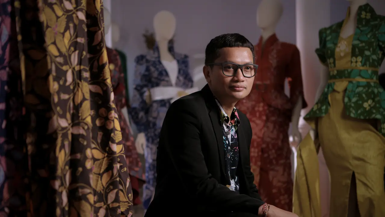 Fimela People: Merantau ke Ibu Kota Demi Gapai Cita-cita Penyanyi, Eko Tjandra Berakhir Temukan Cinta Pada Dunia Mode dan Wastra