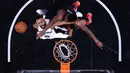 Pemain Spurs, Patty Mills (8) berusaha memasukan bola pada gim kelima semifinal wilayah barat Playoffs NBA 2017 di AT&T Center, San Antonio, Texas (9/5). Kemenangan ini membuat Spurs unggul 3-2 atas Rockets. (Ronald Martinez/Getty Images/AFP)