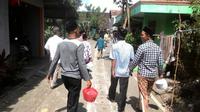 Usai mendoakan arwah, warga pulang dengan membawa nasi berkat yang isinya bisa berbeda-beda. (foto : Liputan6.com / edhie prayitno ige)