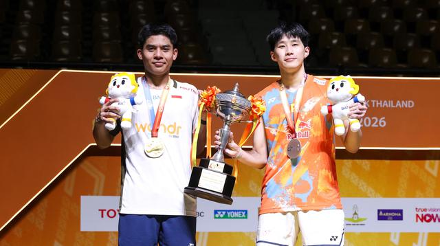 Moh. Zaki Ubaidillah (kiri) bersama Panitchaphon Teeraratsakul di podium juara Thailand Masters 2026 yang berlangsung di Stadion Nimibutr, Bangkok, Thailand, Minggu (1/2/2026) sore WIB. (Dok. PBSI)