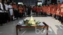 Pemain Persija Jakarta dan The Jakmania mengikuti acara potong tumpeng peresmian lapangan latihan dan mess baru di Halim Perdanakusuma, Jakarta, Selasa (28/03/2017). Persija resmi memiliki tempat latihan dan mess baru. (Bola.com/M Iqbal Ichsan)