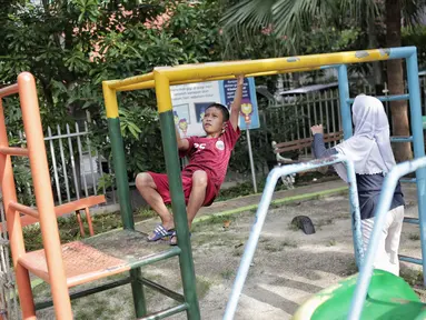 Anak-anak bermain di RPTRA Taman Kenanga, Jakarta, Selasa (28/9). Pemerintah Provinsi DKI Jakarta menargetkan pada tahun ini akan membangun 16 Ruang Publik Terpadu Ramah Anak (RPTRA). (Liputan6.com/Faizal Fanani)