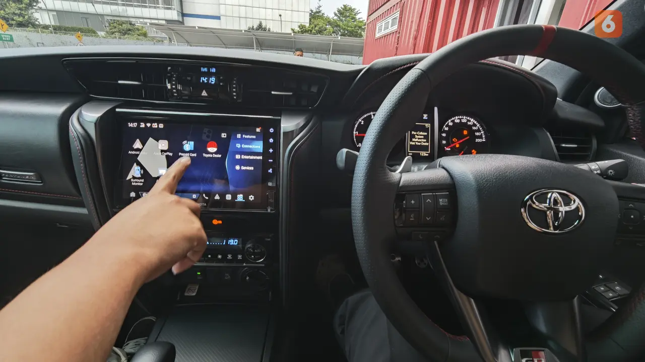 Teknologi Konektivitas T Intouch di New Toyota Fortuner 2024. Liputan6.com/Iskandar
